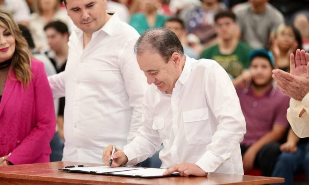 Firma Gobernador decreto para que becas sean un derecho constitucional