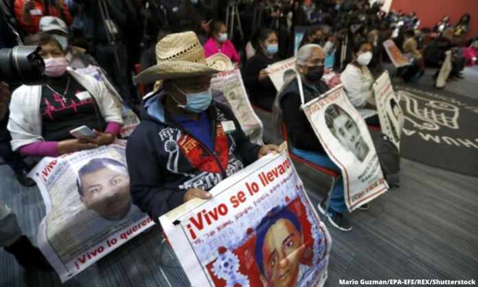 Familiares de los 43 estudiantes desaparecidos de la Escuela Normal de Ayotzinapa durante la conferencia de prensa de integrantes del GIEI el 29 de septiembre de 2022. (Mario Guzman/EPA-EFE/REX/Shutterstock)