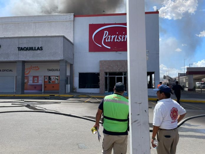Incendio consume tienda de telas Parisina en Hermosillo. Foto: Coordinación Estatal de Proteccion Civil