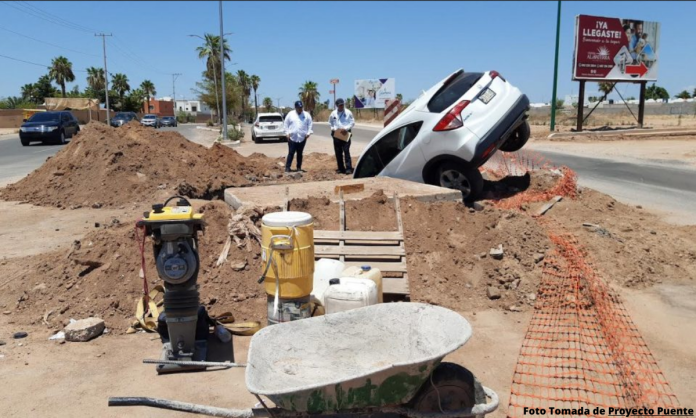 Camioneta cae a zanja al norponiente de Hermosillo