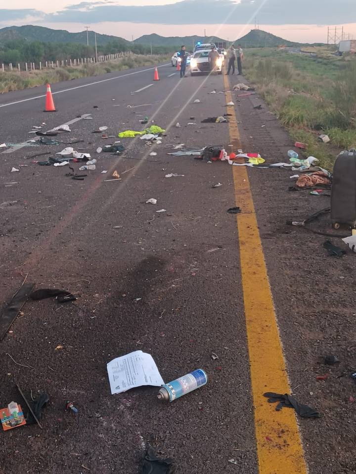 El accidente ocurrió la madrugada de este domingo en la carretera a Nogales / Foto: Cortesía | Bomberos de Hermosillo