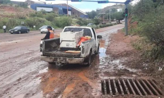Continúa mantenimiento preventivo en rejillas pluviales en Nogales