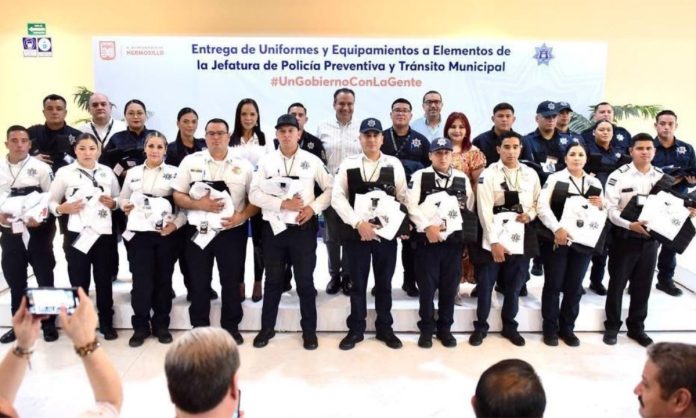 Entrega Toño Astiazarán uniformes y chalecos balísticos a policías municipales