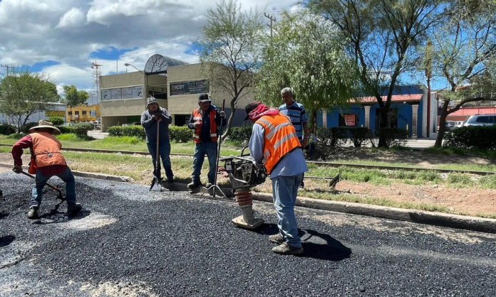 Realiza Gobierno de Nogales trabajos de bacheo en la avenida Ruíz Cortines
