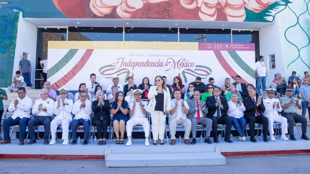 Realizan desfile conmemorativo del 213 aniversario de la independencia de México en Guaymas
