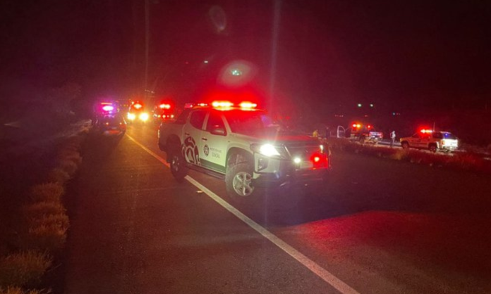 Volcamiento de camión de pasajeros en Santa Ana - Altar deja 15 lesionados