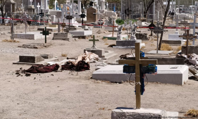 Detienen a hombre en flagrancia de la exhumación de dos cadáveres en el Panteón Yáñez